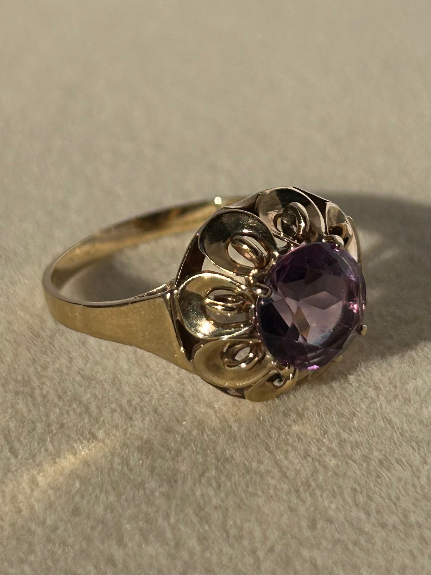 Beautiful 8K Gold Flower Amethyst Ring
