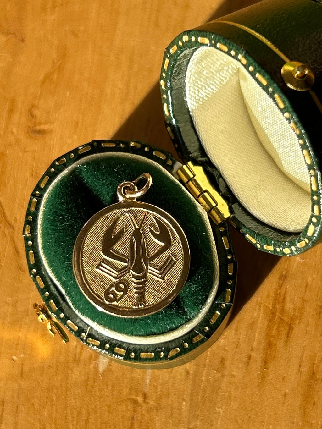 Vintage 8K Gold Zodiac Sign Cancer Charm