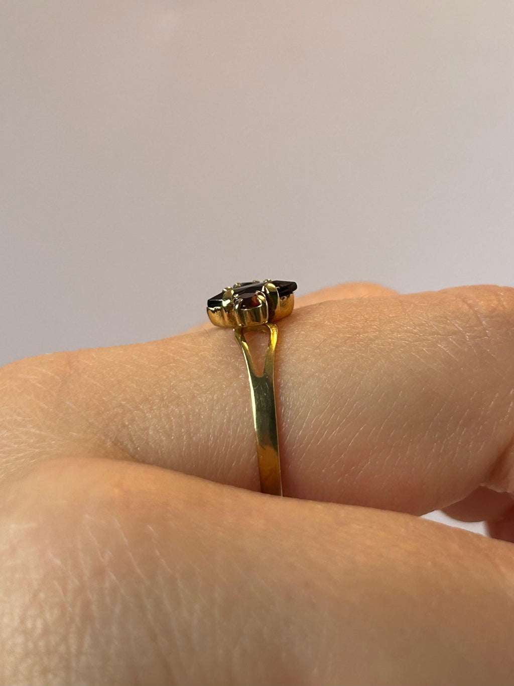 Anillo Estate de oro de 8 quilates con granates de color rojo intenso