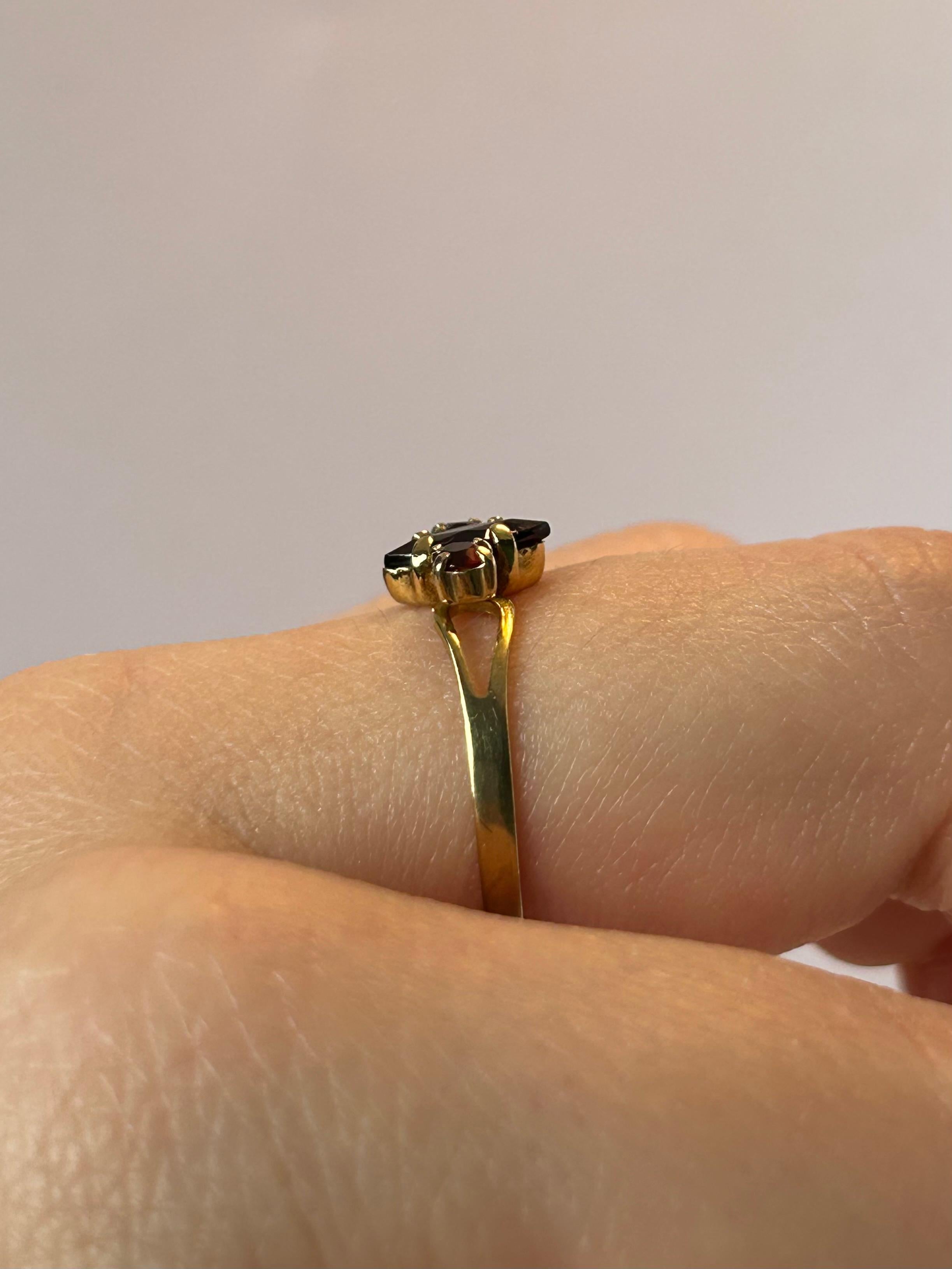 Anillo Estate de oro de 8 quilates con granates de color rojo intenso