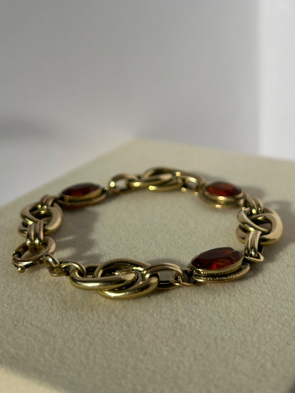 Pulsera de oro con doble piedra de cristal de principios del siglo XX