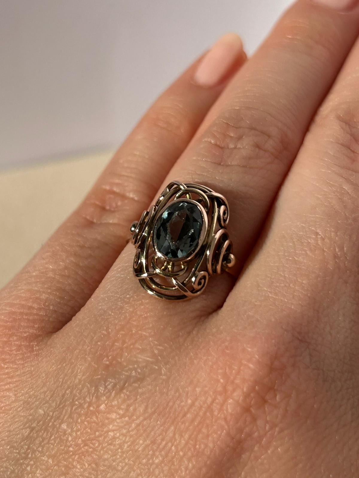 Anillo antiguo de oro de 8 quilates con cristal de manganeso