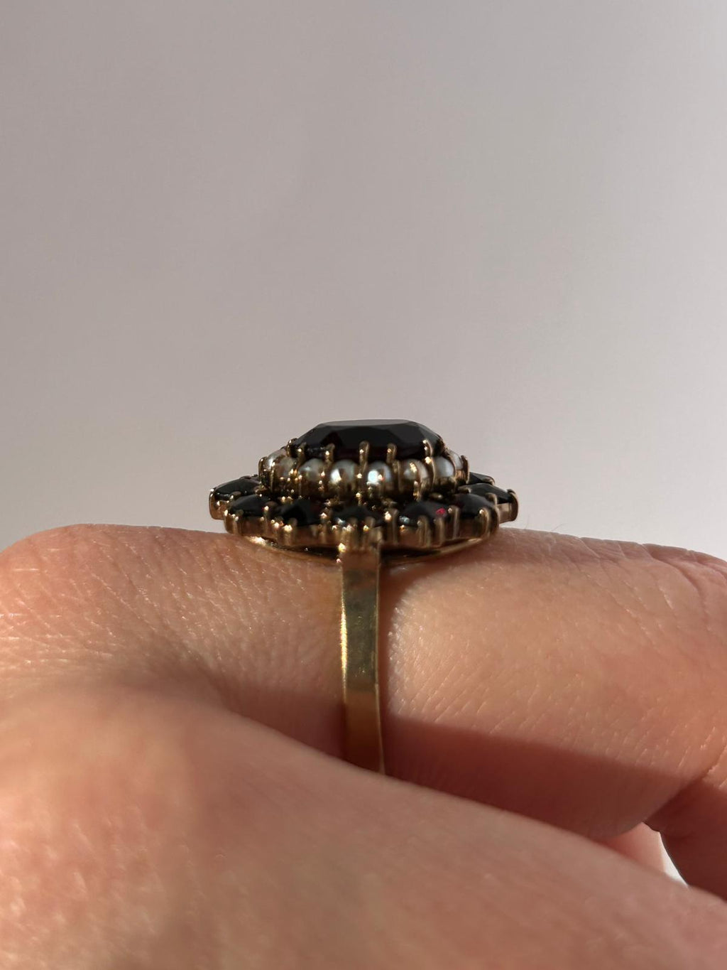 Anillo victoriano de oro de 8 quilates con granate y perla