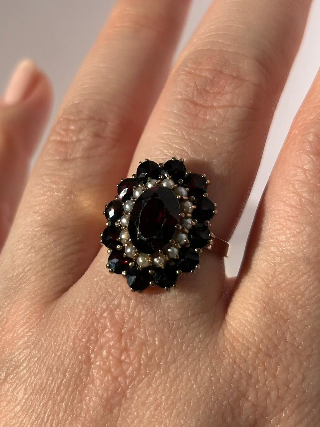 Anillo victoriano de oro de 8 quilates con granate y perla
