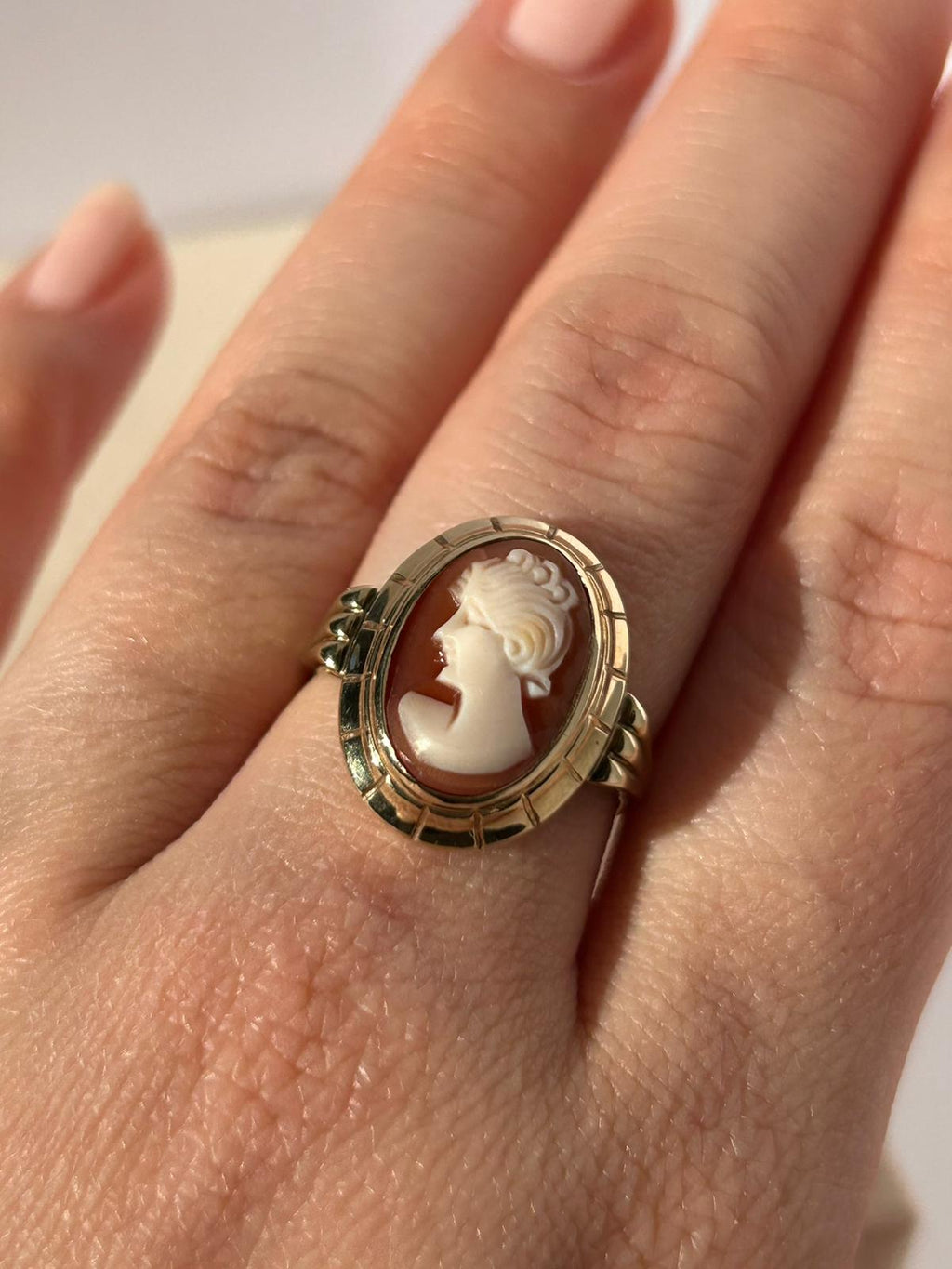 Anillo de oro auténtico con camafeo tallado de 8 quilates