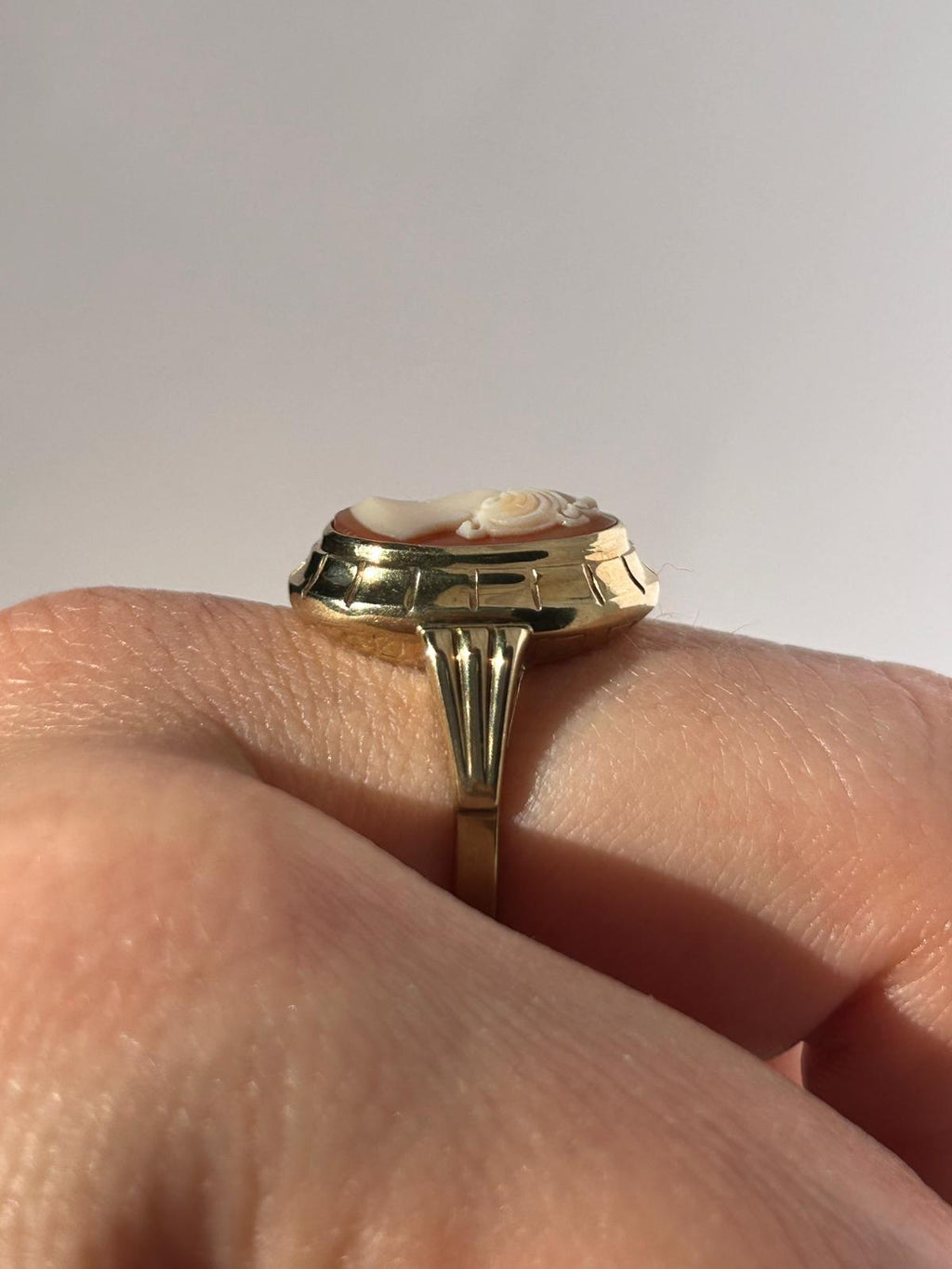 Anillo de oro auténtico con camafeo tallado de 8 quilates