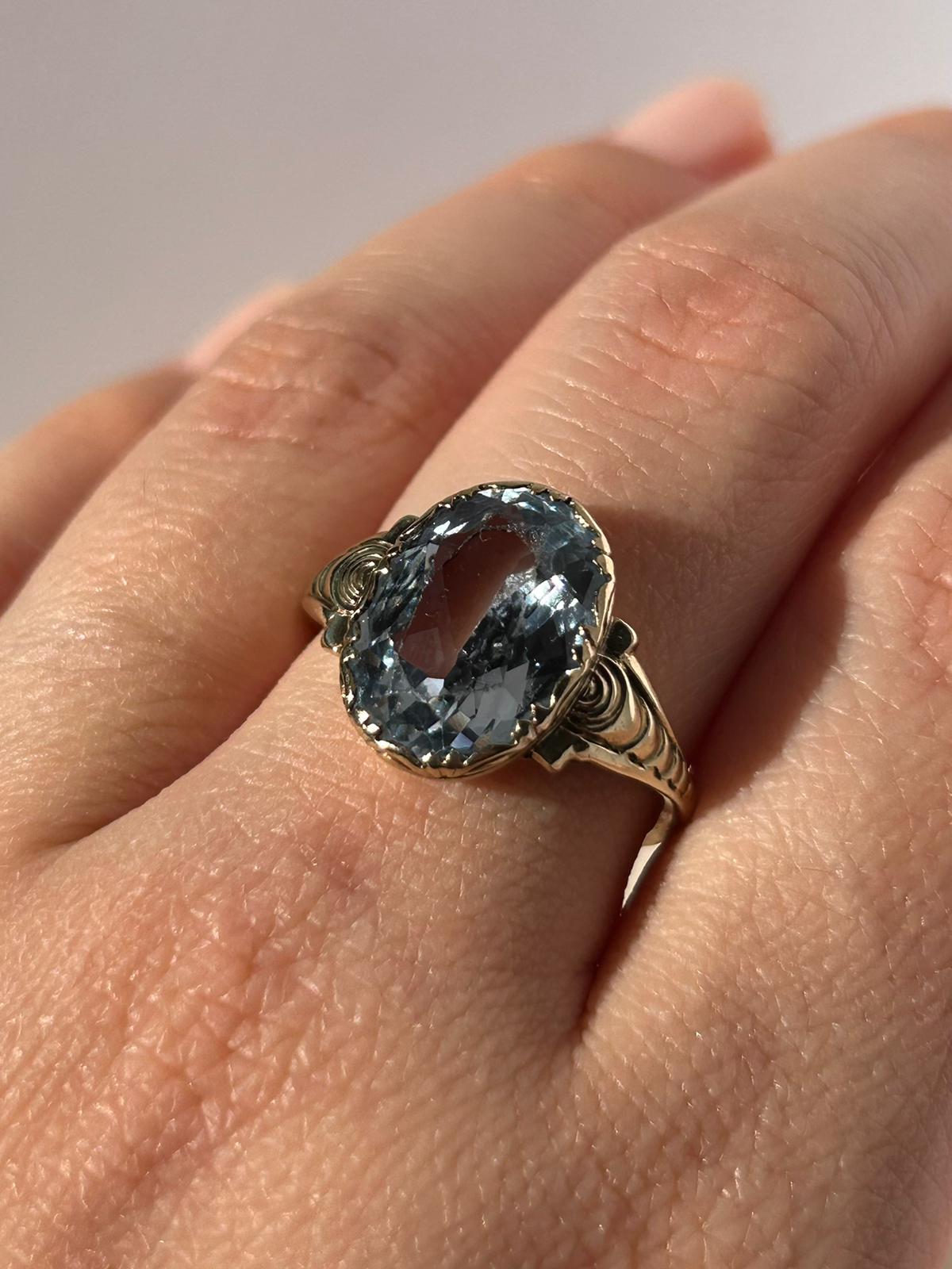 Elegante anillo de oro de 8 quilates con espinela azul simulada