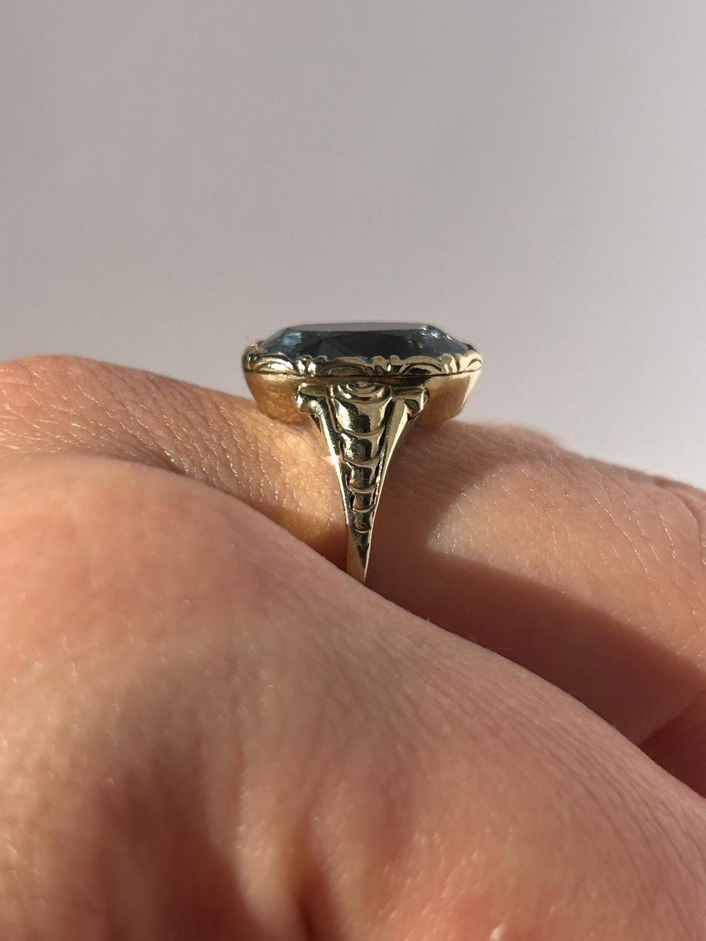 Elegante anillo de oro de 8 quilates con espinela azul simulada