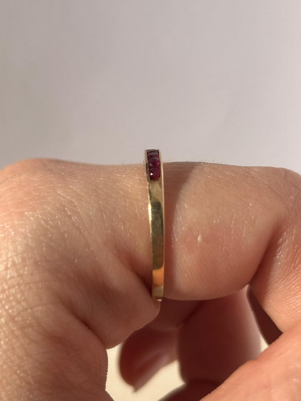 Delicada alianza apilable de rubí natural de 14 quilates