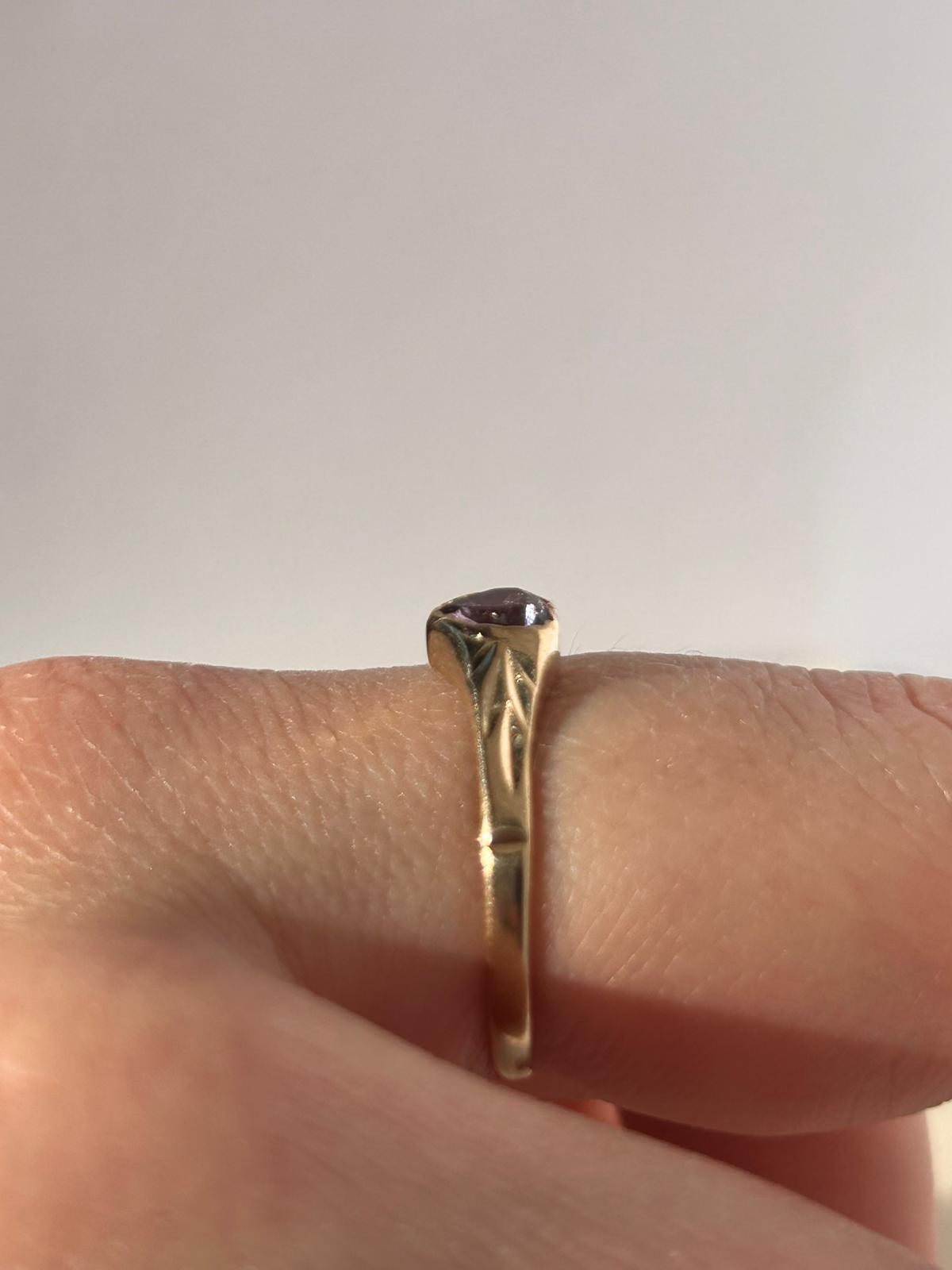 Anillo Whymsical de amatista dorada de 8 quilates en forma de corazón