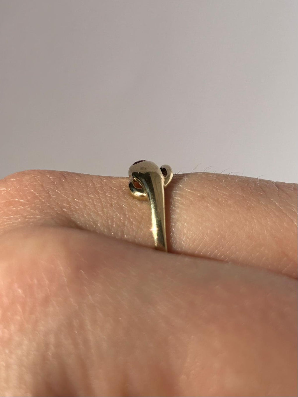 Anillo refinado de espinela rosa simulada en oro de 8 quilates