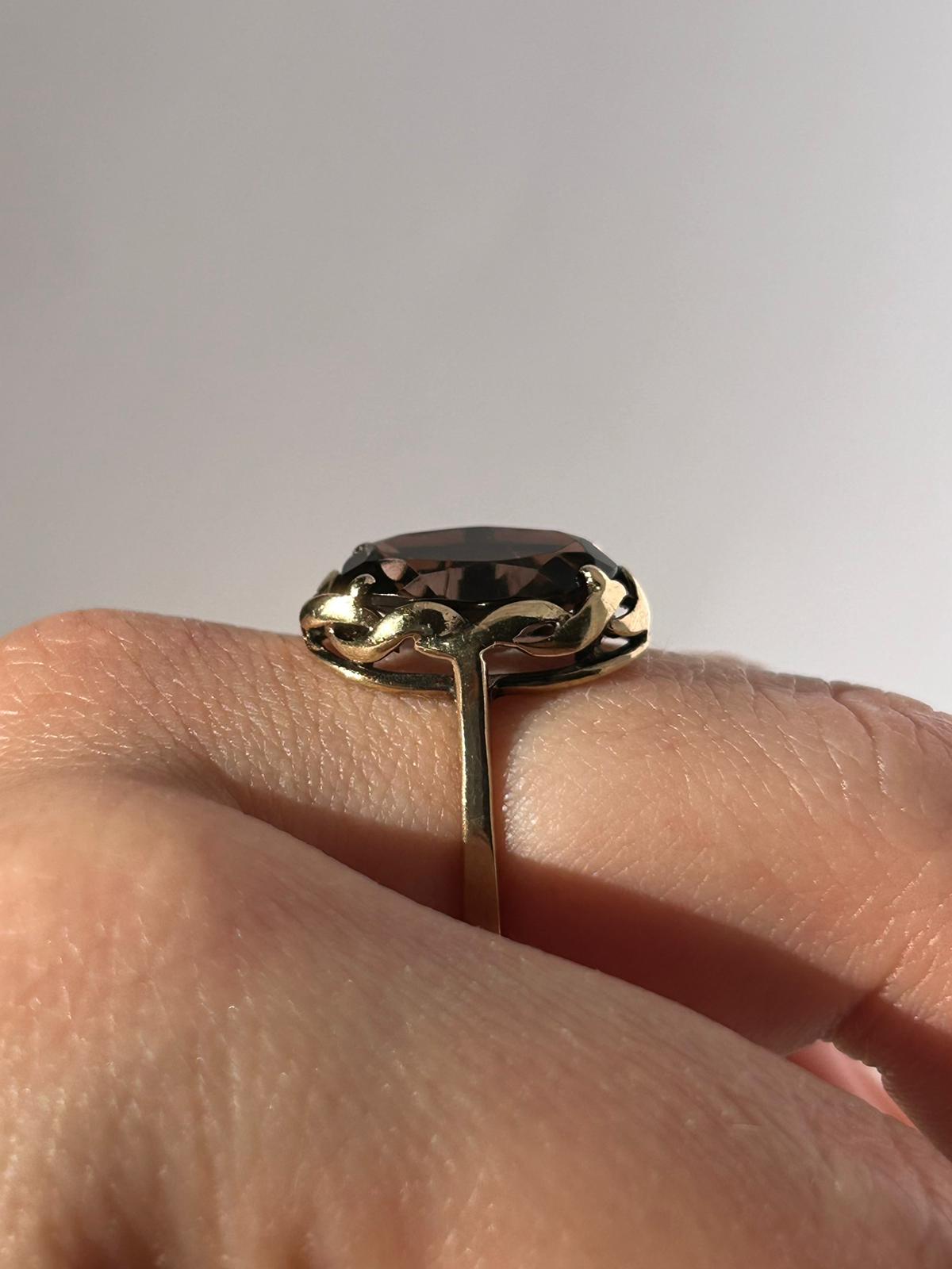 Misterioso anillo vintage de oro de 8 quilates con cuarzo ahumado de corte ovalado