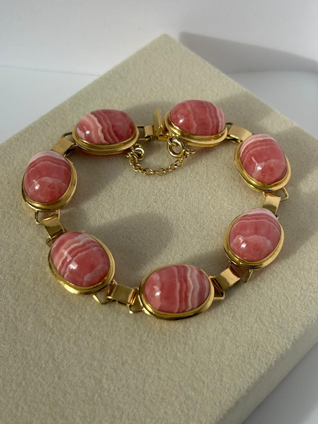 Pulsera de plata de ley bañada en oro de mediados de siglo con cabujones de rodocrosita en bandas