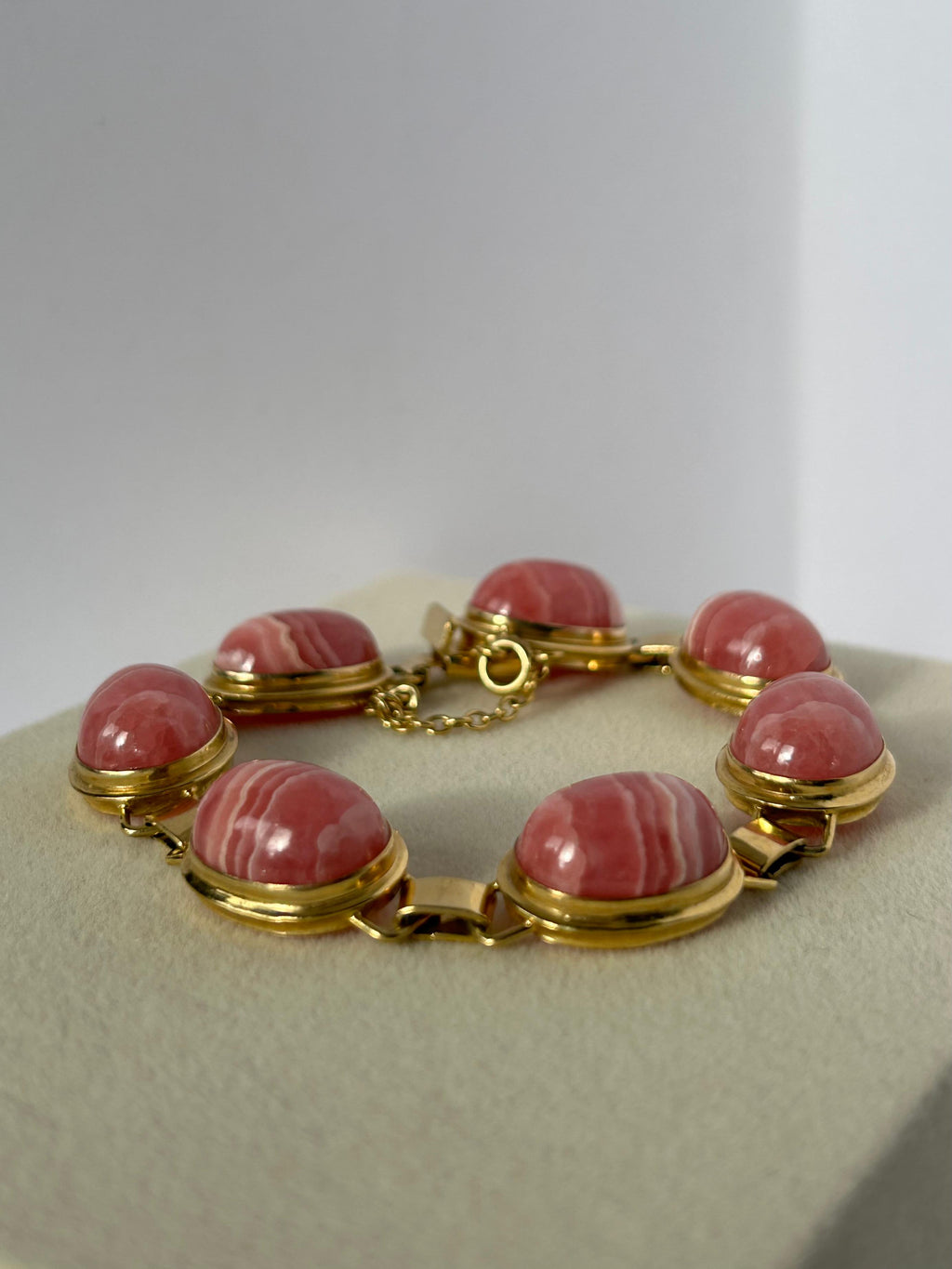 Pulsera de plata de ley bañada en oro de mediados de siglo con cabujones de rodocrosita en bandas