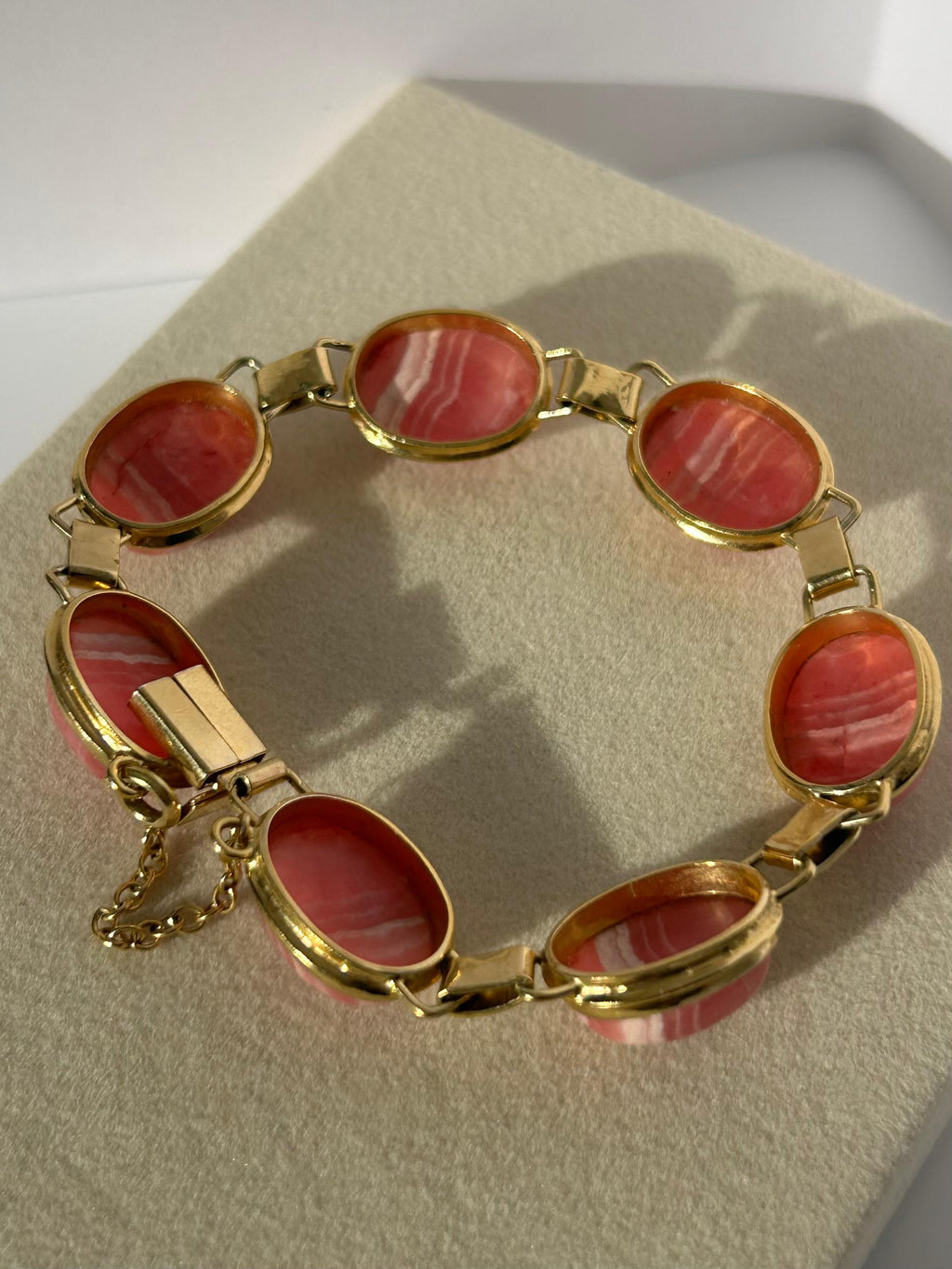 Pulsera de plata de ley bañada en oro de mediados de siglo con cabujones de rodocrosita en bandas