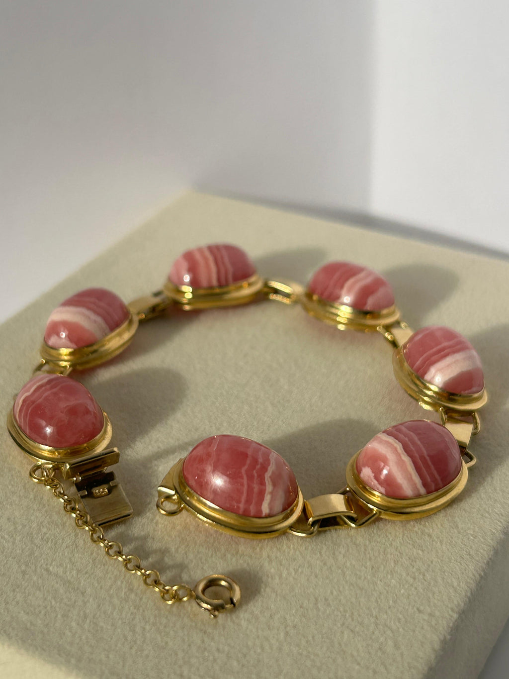 Pulsera de plata de ley bañada en oro de mediados de siglo con cabujones de rodocrosita en bandas