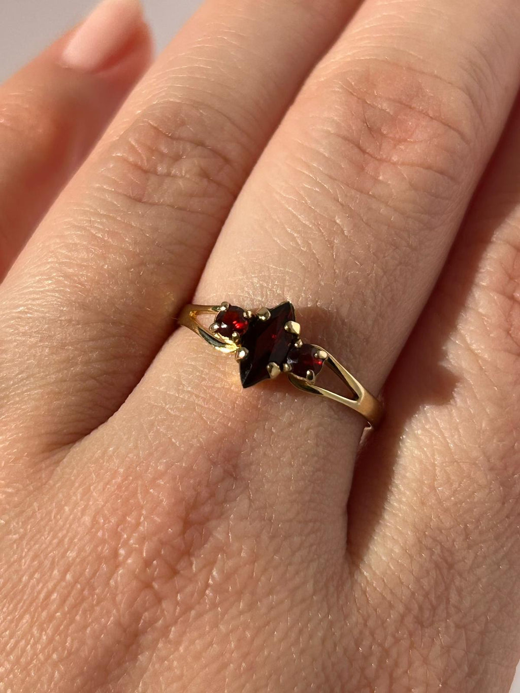 Anillo Estate de oro de 8 quilates con granates de color rojo intenso