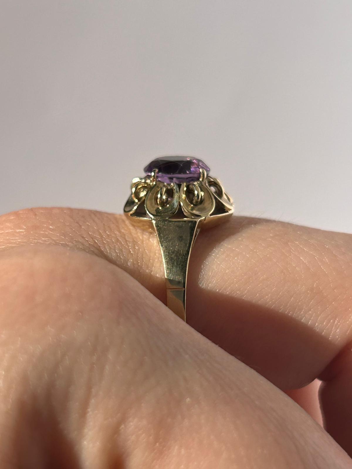 Hermoso anillo de amatista con flor de oro de 8 quilates
