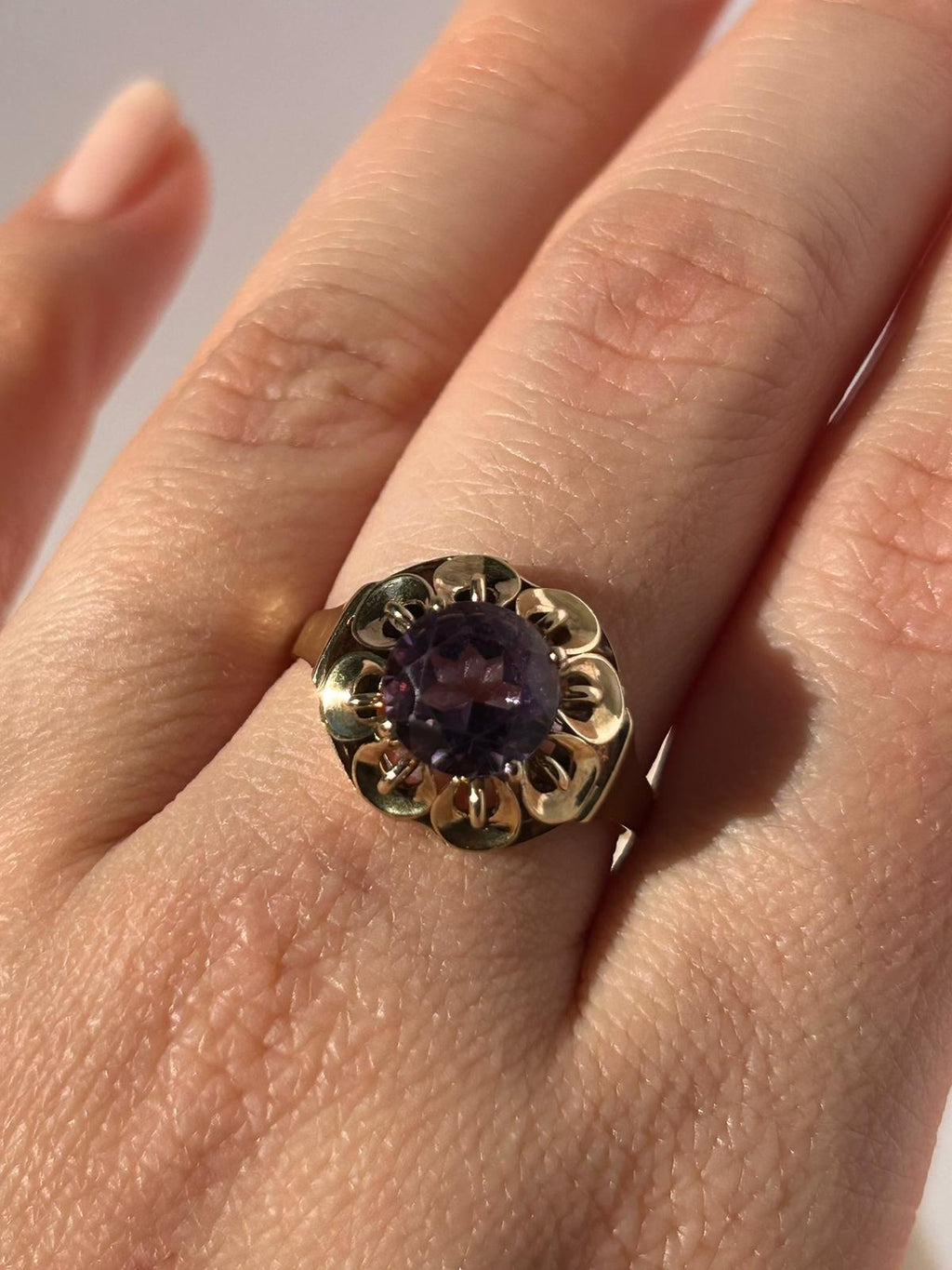 Hermoso anillo de amatista con flor de oro de 8 quilates